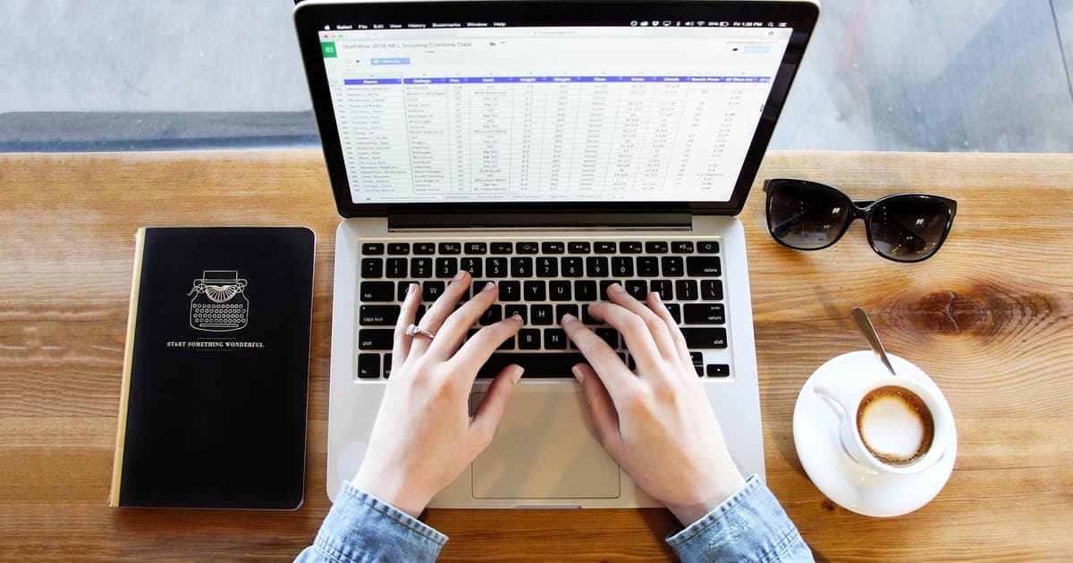 Moderner Arbeitsplatz mit Notizbuch und Laptop, der bessere Jira-Alternativen für Entwicklerteams im Jahr 2026 darstellt