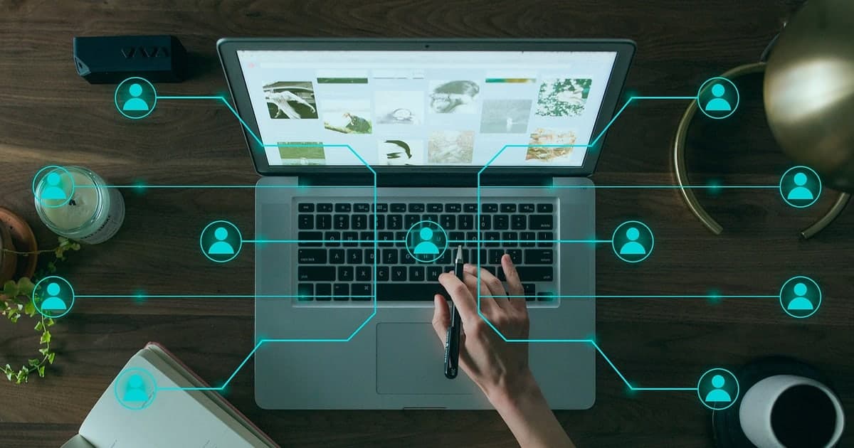 Futuristische digitale Oberfläche mit leuchtenden Diagrammen und Analysen bei gedämpftem Licht - sinnbildlich für die KI-gestützte Zukunft des Business-Managements 2026