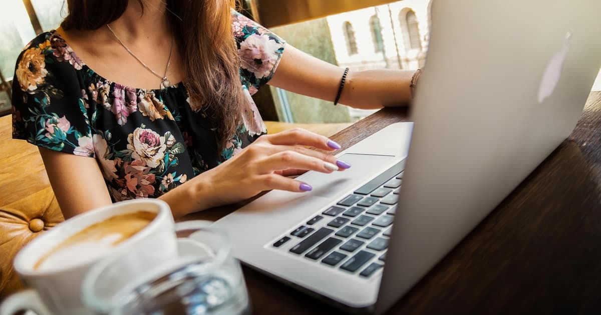 Vertriebsmitarbeiter prüft Pipeline am Laptop, stellvertretend für bessere Pipedrive-Alternativen für Sales-Teams im Jahr 2026