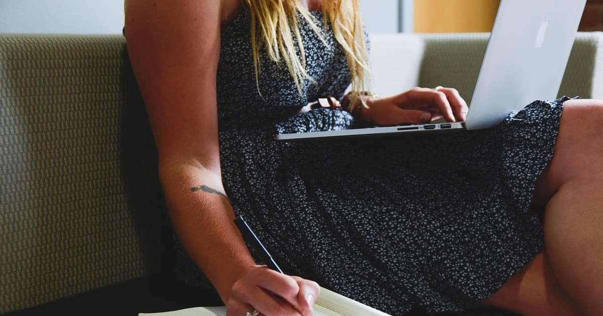 Unternehmer am Schreibtisch beim Auswerten von CRM-Daten, sinnbildlich für günstige Salesforce-Alternativen für kleine Unternehmen im Jahr 2026