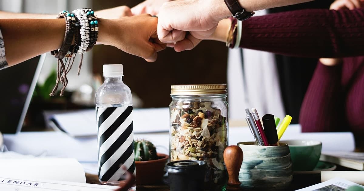 Projektmanagerin prüft die Auslastung des Teams auf einem Dashboard, sinnbildlich für bessere Wrike Alternativen im Projektmanagement 2026