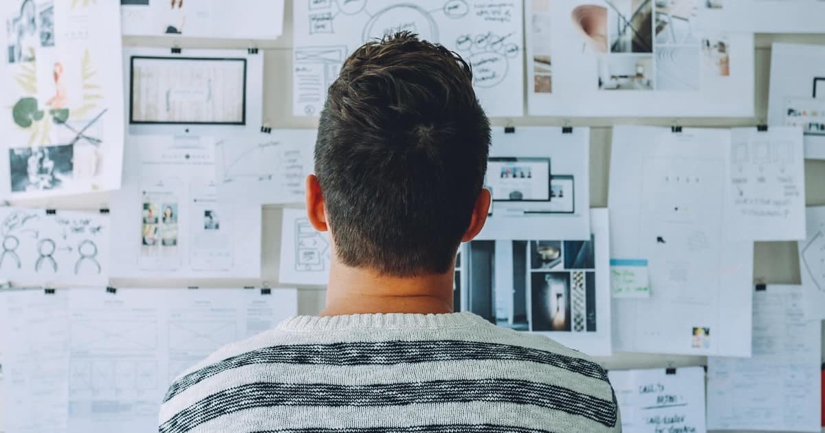 Fondatore che valuta le opzioni CRM su un laptop in uno spazio di lavoro moderno di una startup, a rappresentare come scegliere un CRM per una piccola impresa nel 2026