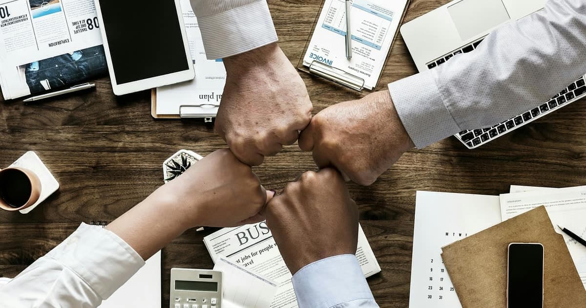Team che collabora attorno a un laptop, a rappresentare la moderna automazione dei processi aziendali per le piccole imprese nel 2026