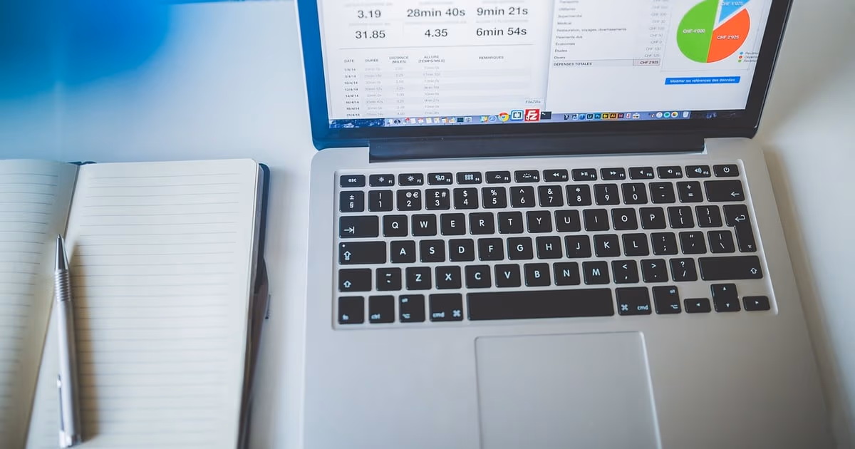 Postazione di lavoro moderna con laptop e appunti, simbolo di alternative database più intelligenti ad Airtable per i team nel 2026