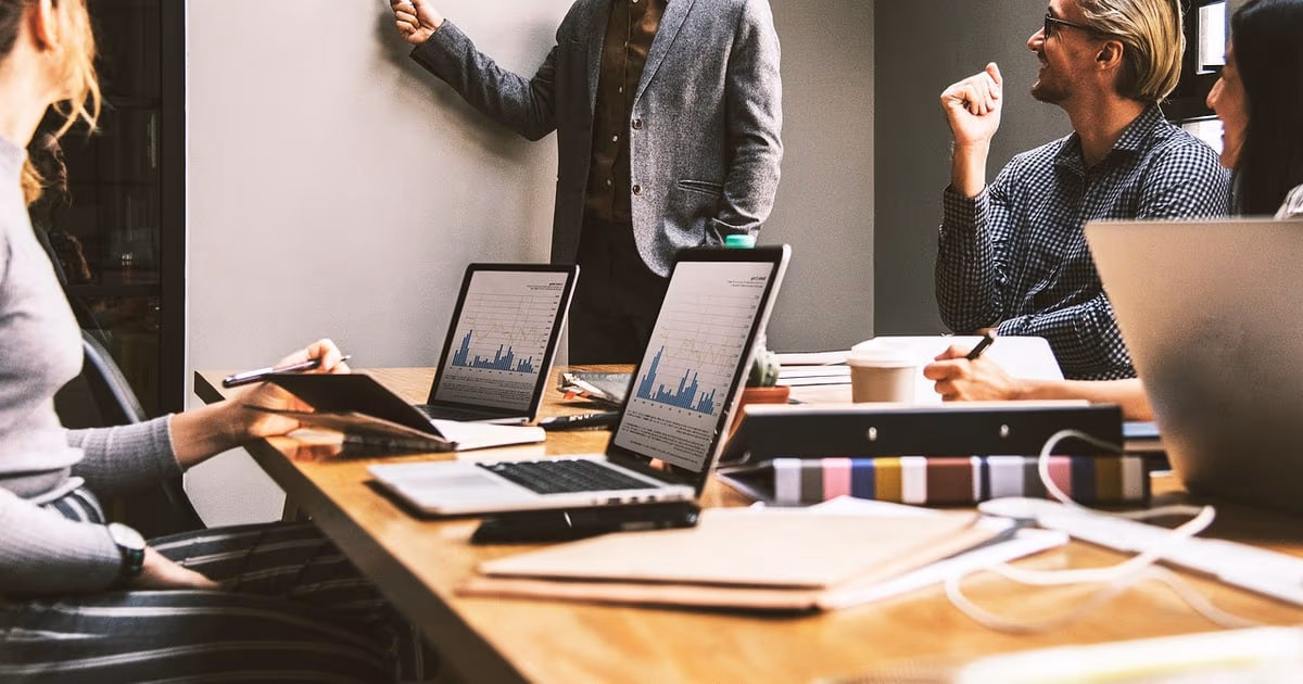 Espacio de trabajo moderno que representa las mejores alternativas a Insightly para pequenas empresas en 2026
