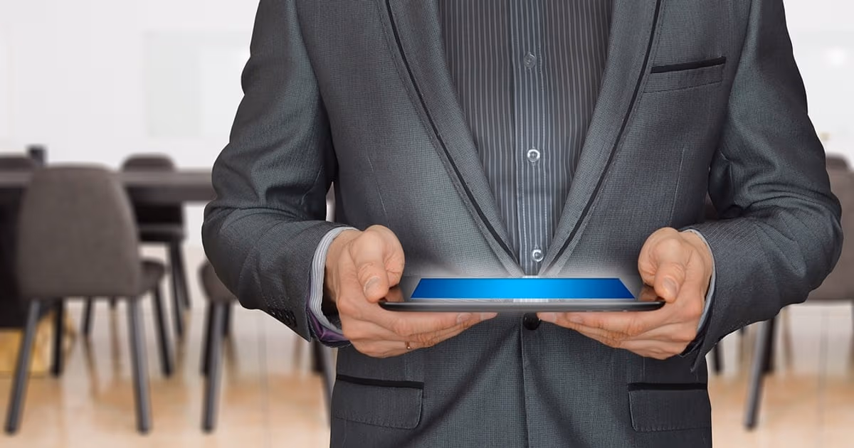 Espace de travail moderne illustrant les meilleures alternatives à Keap et les CRM pour petites entreprises en 2026