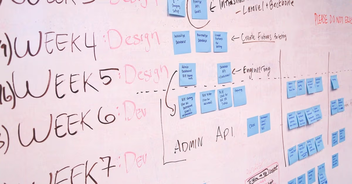 Persona redactando planes de proyecto en un escritorio que representa las alternativas cloud modernas a Microsoft Project en 2026