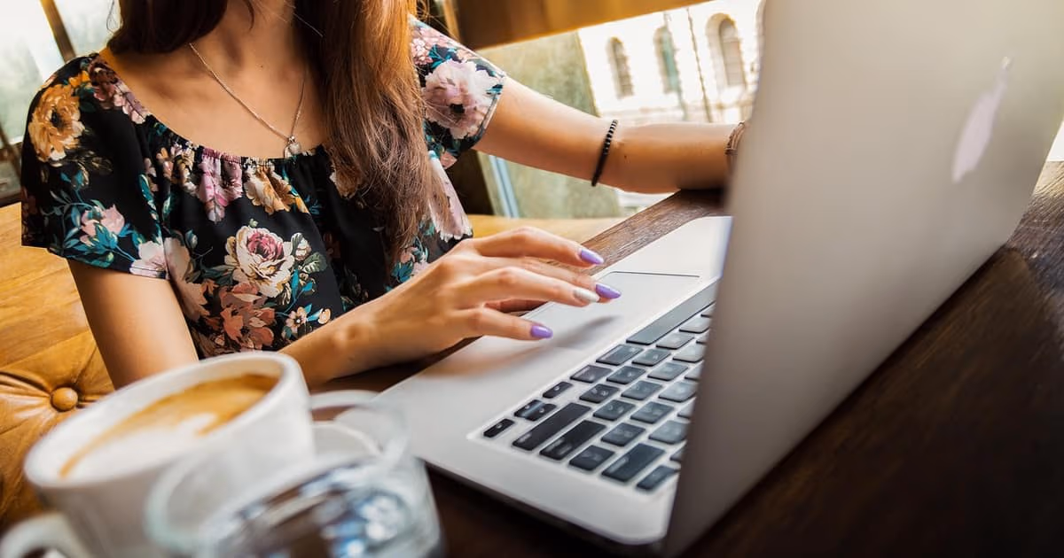 Profesional de ventas revisando el pipeline en un portátil, representando mejores alternativas a Pipedrive para equipos comerciales en 2026