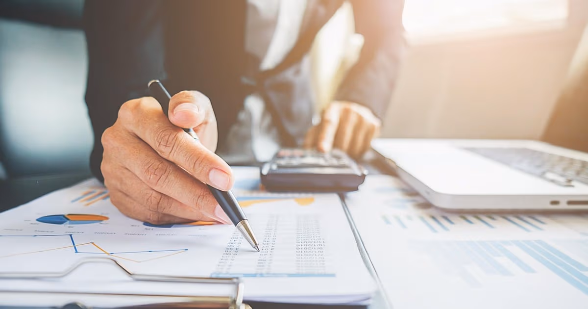 فريق يراجع شبكة مشروع على لوحة معلومات، يمثّل بدائل أفضل لـ Smartsheet لفرق إدارة العمل في 2026