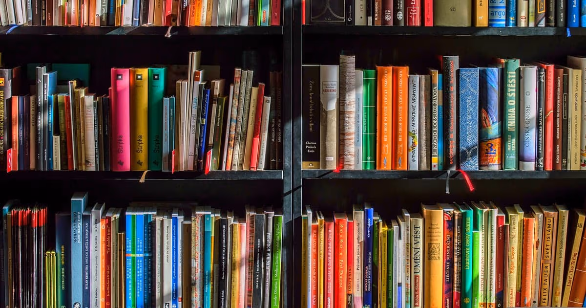 حاسوب محمول ودفتر ملاحظات على مكتب يمثلان منصات النشرات البريدية وبدائل Substack للشركات الصغيرة في 2026