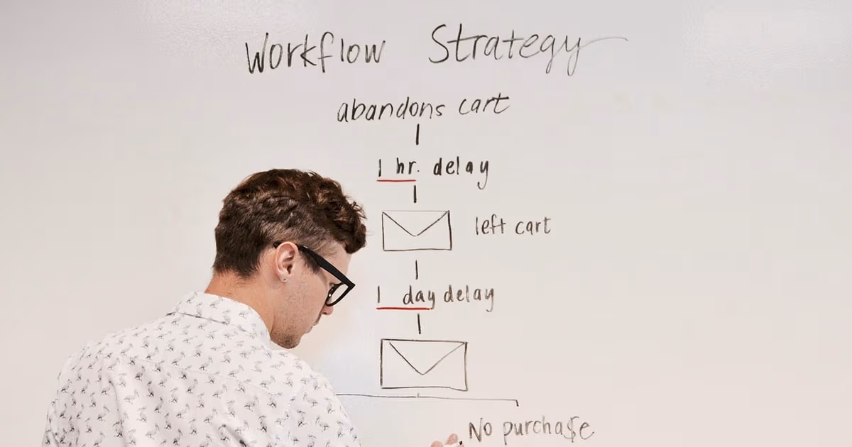 Workspace moderno que representa las mejores alternativas a Zapier para automatizar flujos de trabajo empresariales en 2026