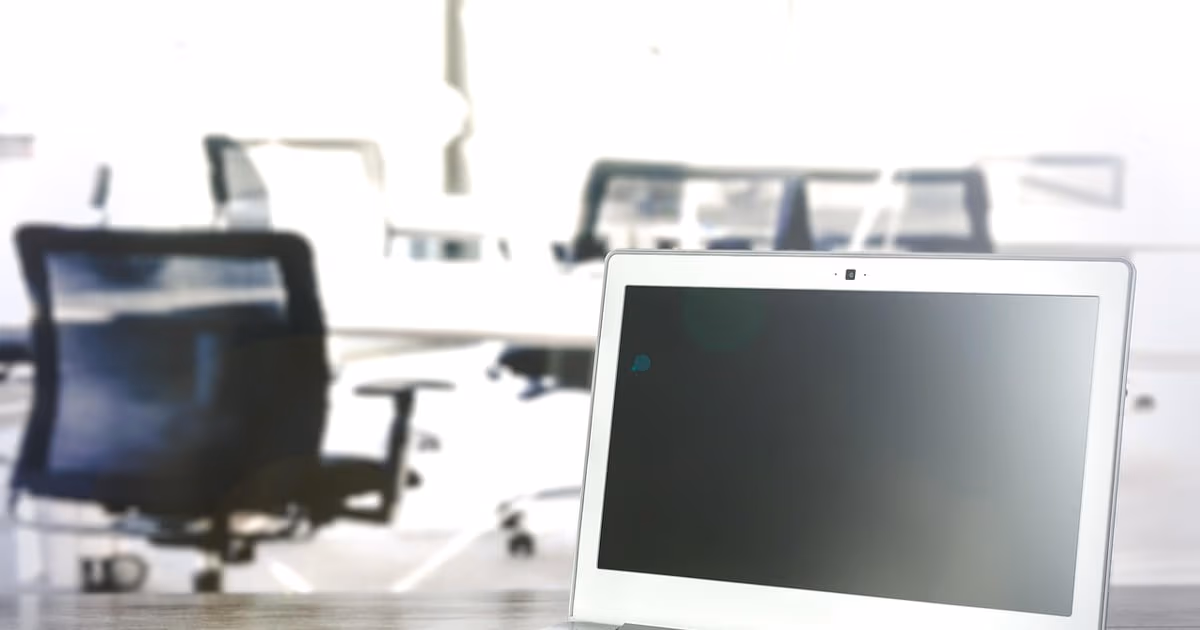 Postazione di lavoro moderna che rappresenta le alternative all-in-one a Zoho per le piccole imprese nel 2026