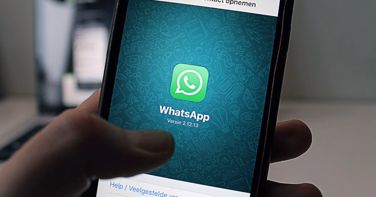 صاحبة مشروع صغير تُغلق عملية بيع عبر واتساب من هاتفها بينما يتولى مشغّل ذكاء اصطناعي متابعة العملاء