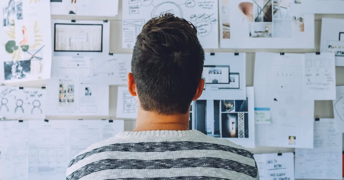 Fondatore che valuta le opzioni CRM su un laptop in uno spazio di lavoro moderno di una startup, a rappresentare come scegliere un CRM per una piccola impresa nel 2026
