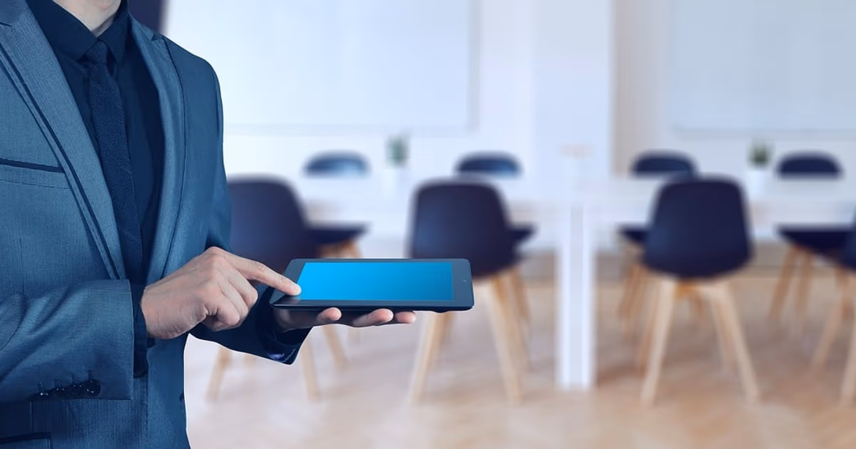 Comparación de CRM HubSpot vs Zoho 2026 en un portátil mostrando pipelines de contactos y paneles