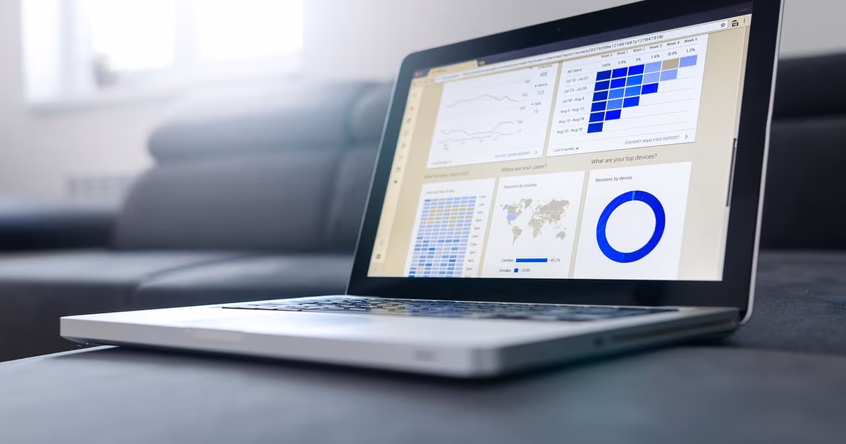 Confronto Notion vs Airtable 2026 con un workspace di documenti accanto a un database relazionale sullo schermo di un laptop