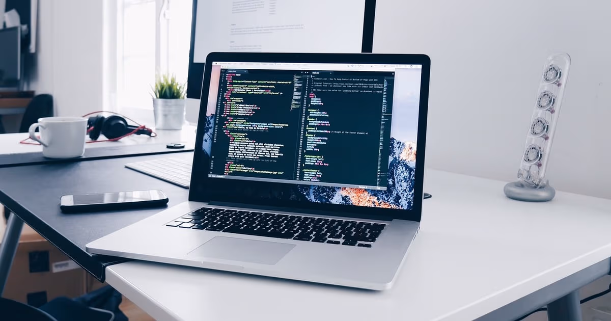 Zwei Projektboards nebeneinander als Sinnbild fuer den Vergleich Trello vs Jira 2026, mit einer dritten KI-nativen Workspace-Option