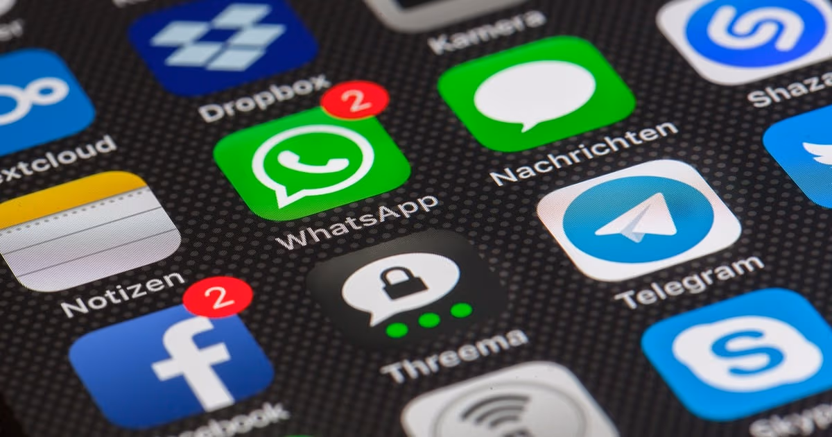 Smartphone showing an automatic WhatsApp reply arriving in a business chat