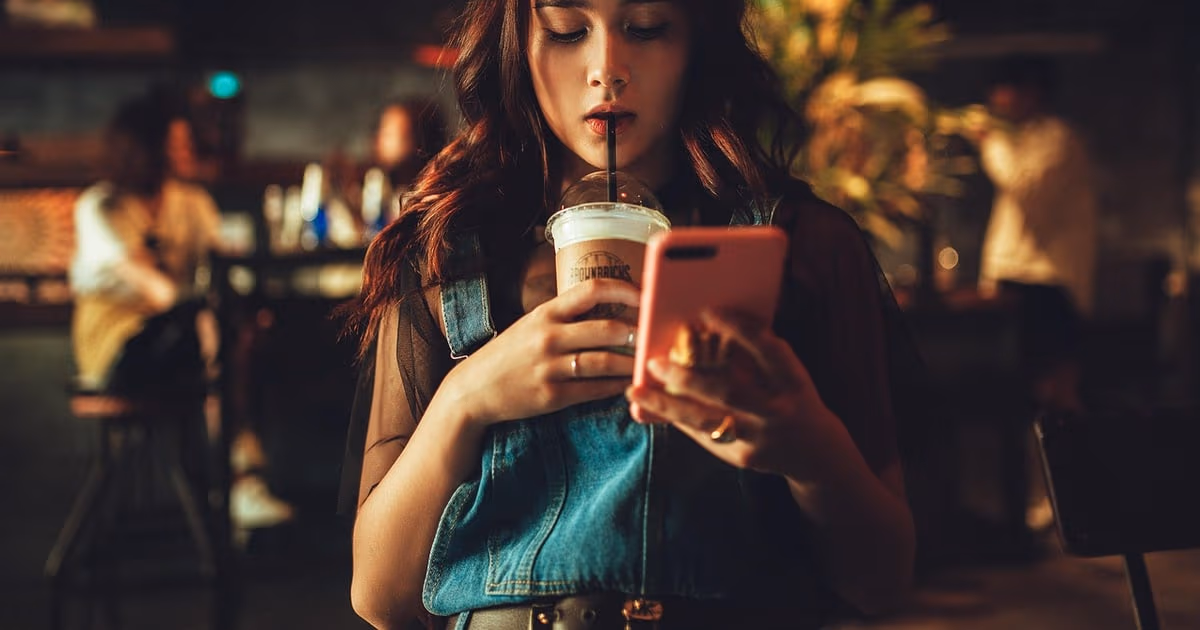 Smartphone showing a WhatsApp newsletter update with an image, a short text and buttons, representing a business newsletter sent on WhatsApp