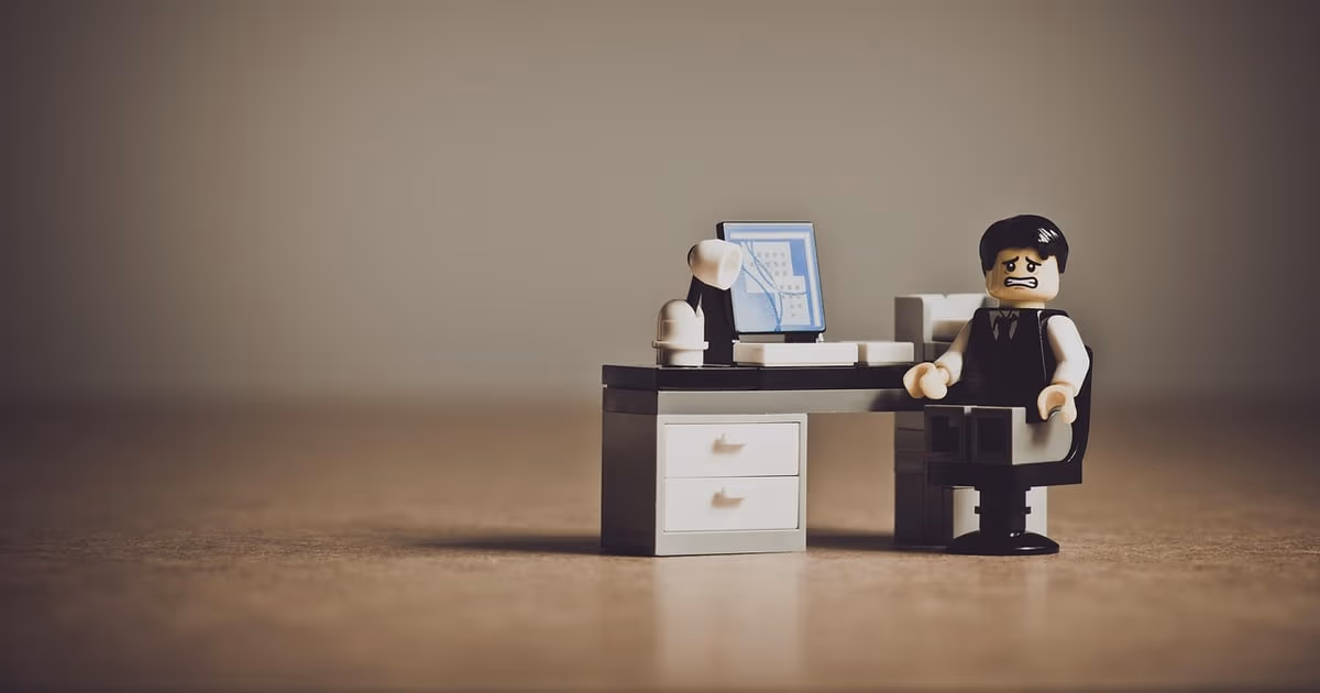 Ein vernachlaessigtes CRM-Dashboard mit leeren Feldern und veralteten Datensaetzen auf einem Laptop, das eine gescheiterte CRM-Einfuehrung darstellt
