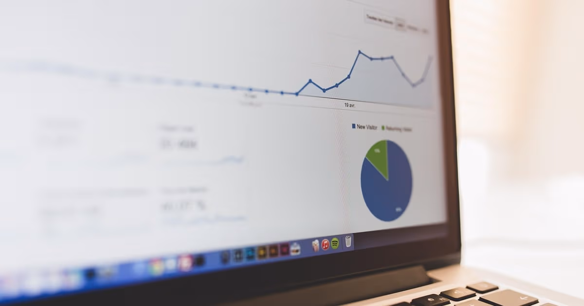 Moderner Arbeitsplatz mit Computer, der Vertriebsanalysen anzeigt - als Sinnbild für den Vergleich Zoye AI vs. HubSpot CRM 2026